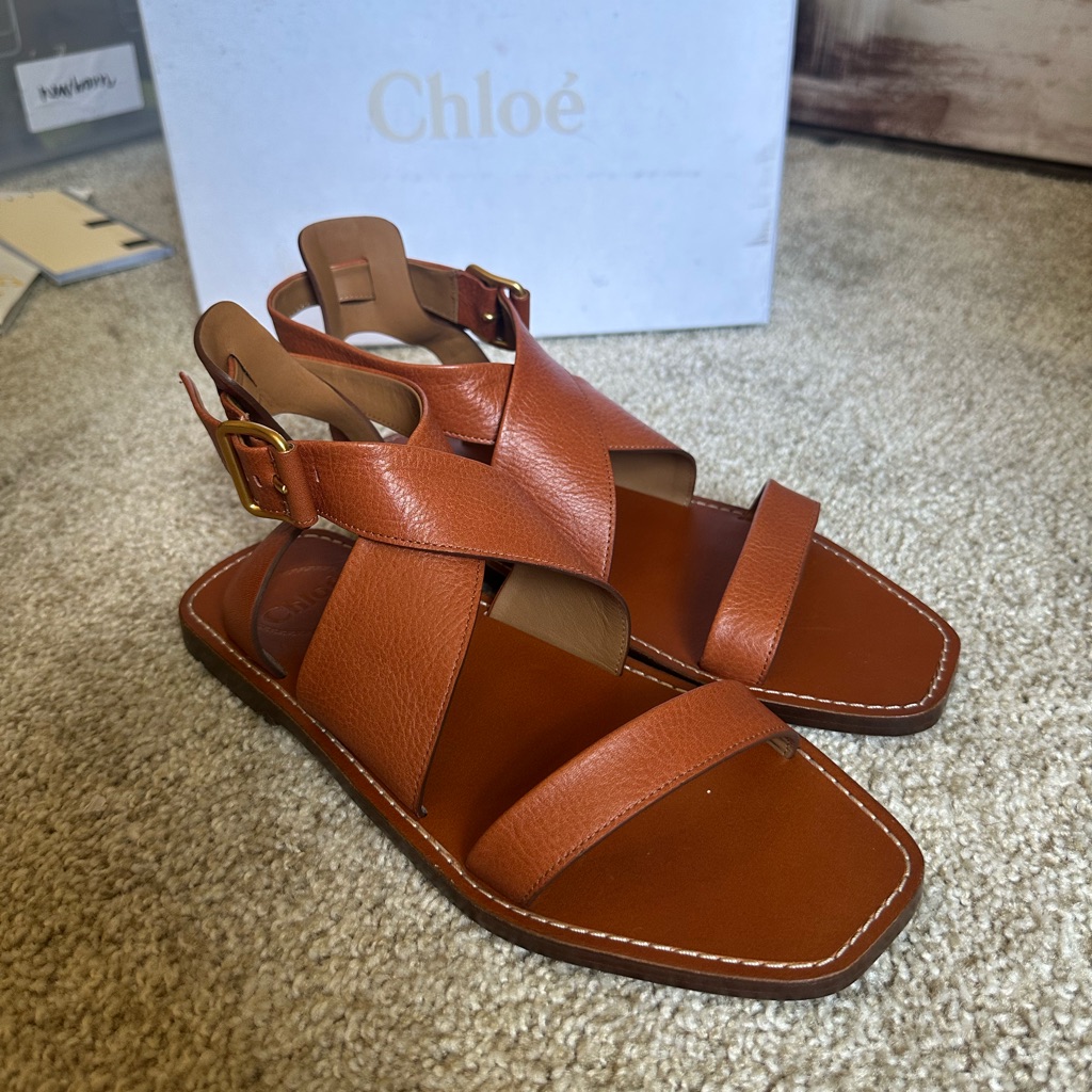 Chloe Flat Leather Sandals In Chestnut Brown
